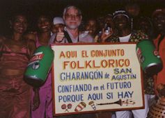 Group holding a sign that reads Aqui el conjunto Folklorico Charangon de San Agustin confinando en el futuro porque aqui si hay